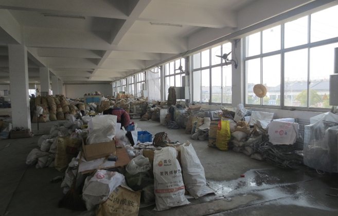 改善前:物料杂乱堆放在地面