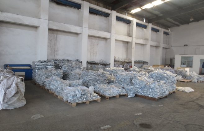改善前:物料在地面大面积堆放