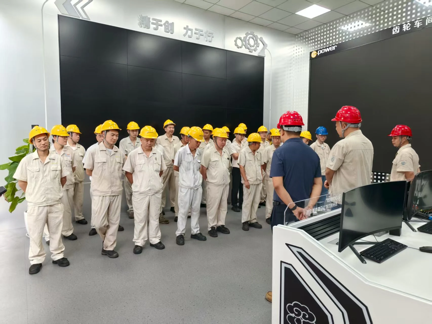 赢筹顾问在企业现场为一线员工讲解精益与现场管理