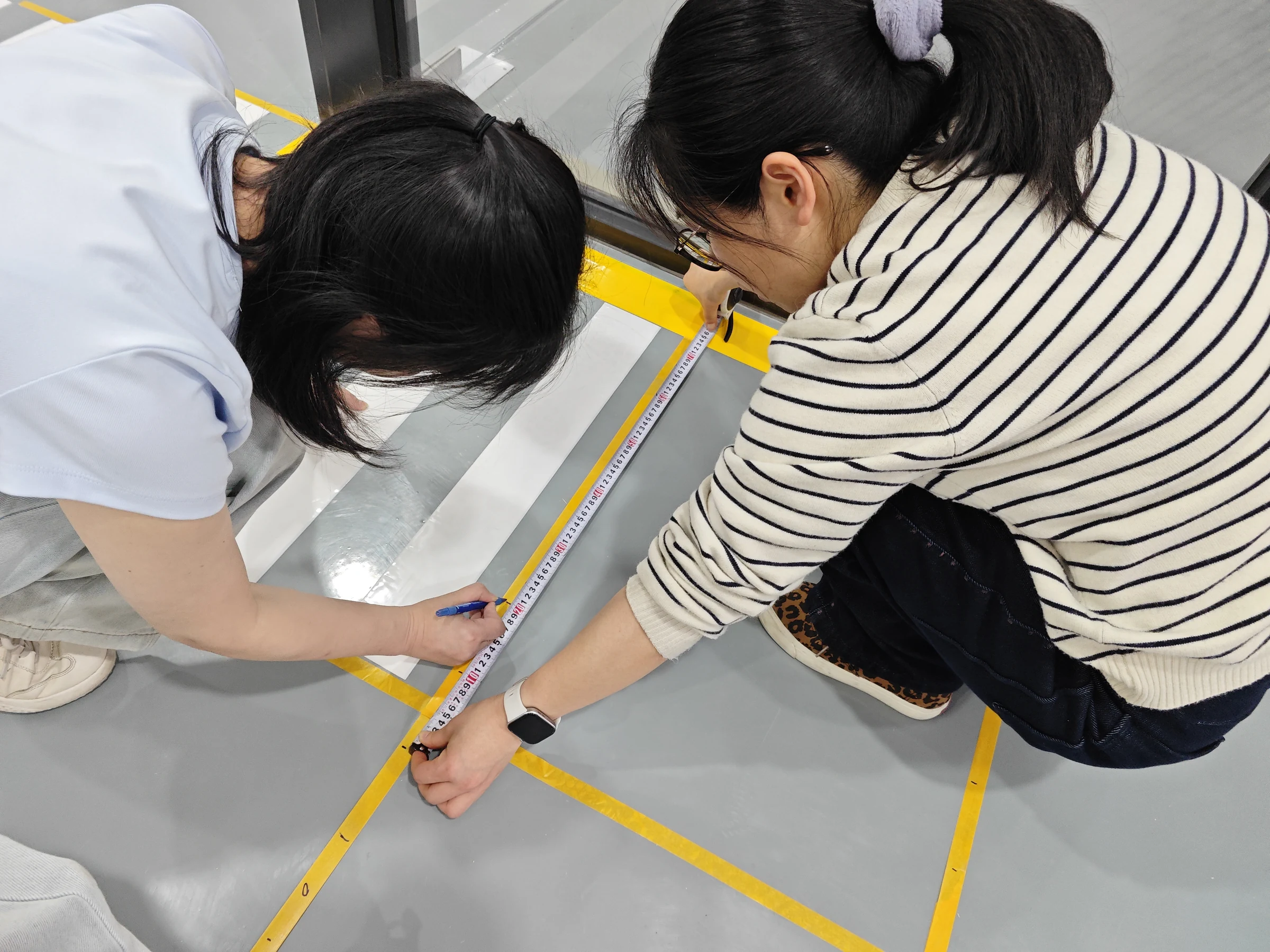 顾问现场测量定位，指导划线施工