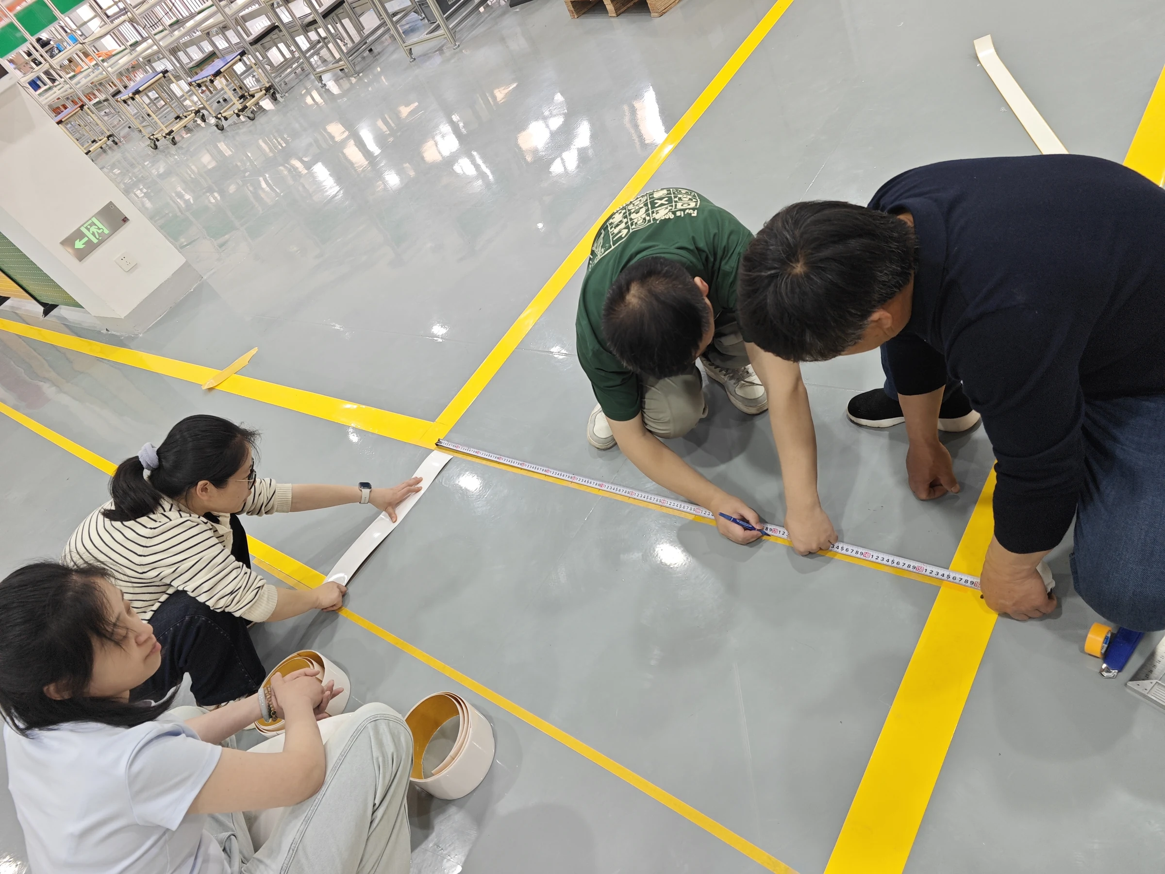 赢筹顾问团队在客户新厂现场进行定位划线施工